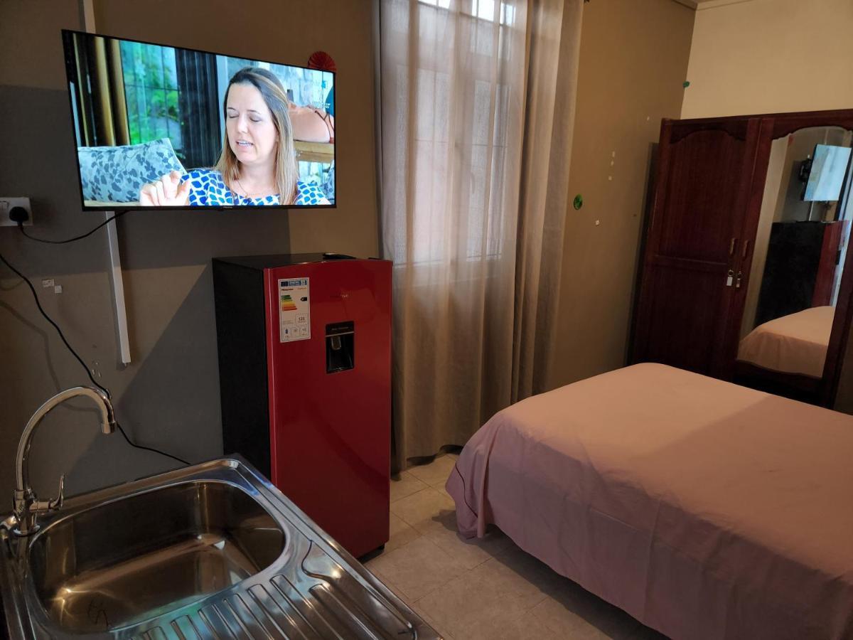 Backpackers Rental Room/Bathroom Only La Gaulette Bagian luar foto